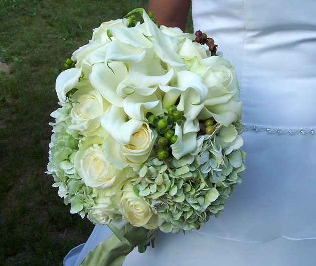 White bridal bouquet with calla lilies and roses
